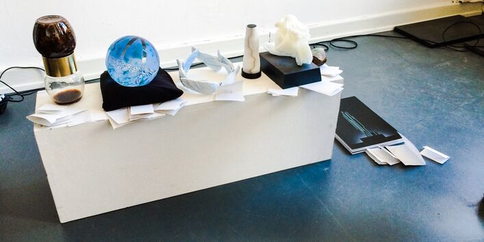 die Trophäen sind aufgereiht und mit Zetteln versehen