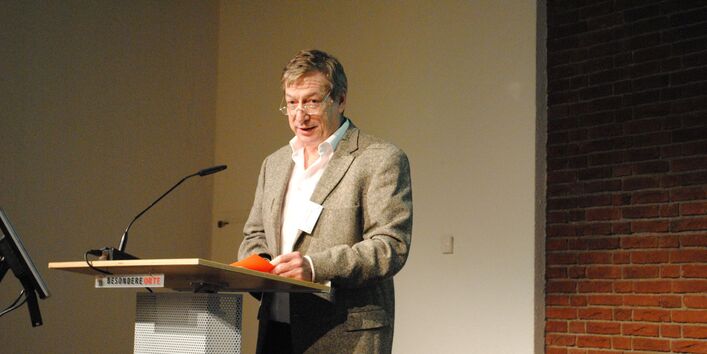 Dr. Harry Lehmann on a speaker's desk