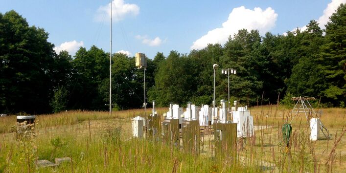 Mess-Vorrichtungen auf einer Wiese