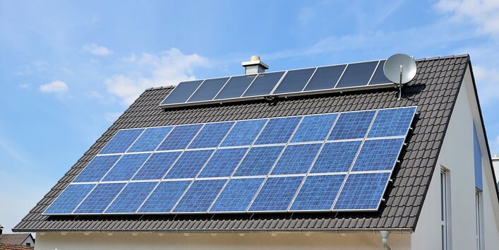 Einfamilienhaus mit Solarpanels auf dem Dach
