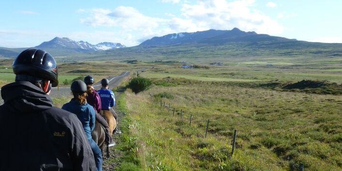 Ausritt nahe Akureyri  mit Blick auf den Fjord Eyafjörður, Island
