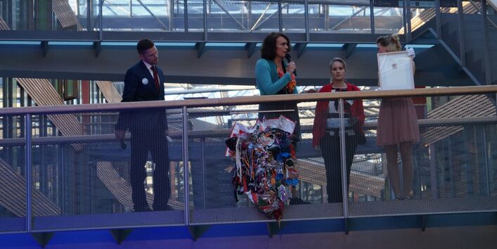 Die Künstlerin, ihre Werke udn Moderator Stephan Gabriel Haufe auf einer Treppe im Atrium des UBA in Dessau