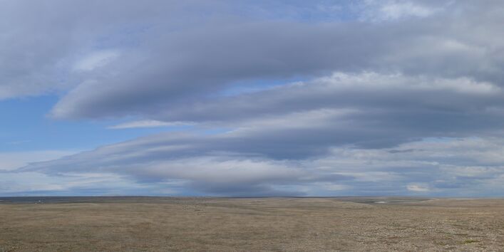Rechts im Bild steht ein Igluzelt in der kargen Landschaft