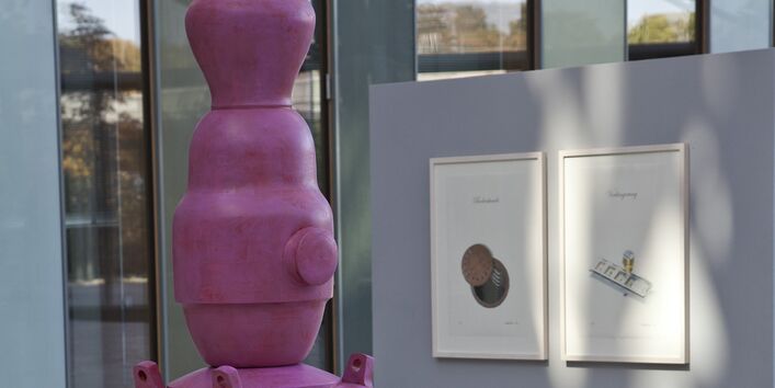 Skulpturen udn Gemälde von Stefan Fahrländer. 