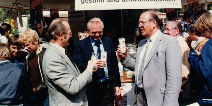 UBA-Präsident von Lersner vor dem Stand „Milch aus Mehrwegflaschen gesund und umweltfreundlich“ auf dem Umweltmarkt zum Tag der Umwelt 1981 am Dienstsitz Berlin- Bismarckplatz.
