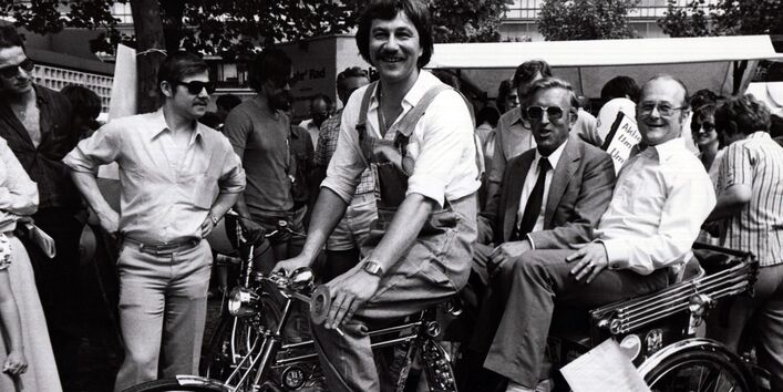 Tag der Umwelt 1980: Testet UBA-Präsident Heinrich von Lersner (rechts) hier eine Alternative zum Dienstwagen?