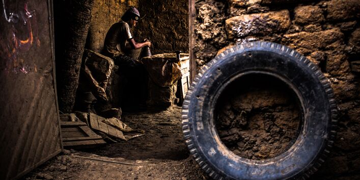 Mann an einer Töpferscheibe in Äthiopien