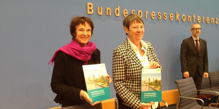 Barbara Hendricks und Maria Krautzberger stellen die Umweltbewusstseinsstudie 2014 vor