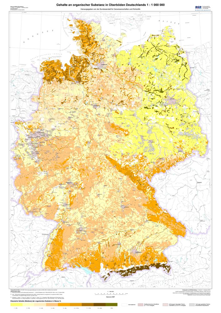 Die Karte zeigt die Grundzüge der Humusgehalte der Böden in Deutschland: Hohe Humusgehalte finden sich an der Nordseeküste, den Mittelgebirgen und dem Alpenraum; in Richtung des kontinentaleren Ostens nehmen sie ab. 