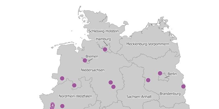 Die Karte zeigt die räumliche Verteilung der berichtspflichtigen PRTR-Betriebe der Roheisen- und Stahlerzeugung im Jahr 2023. Die meisten dieser Betriebe liegen im Bundesland Nordrhein-Westfalen.