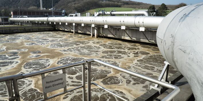 Klärschlammbecken einer Kläranlage