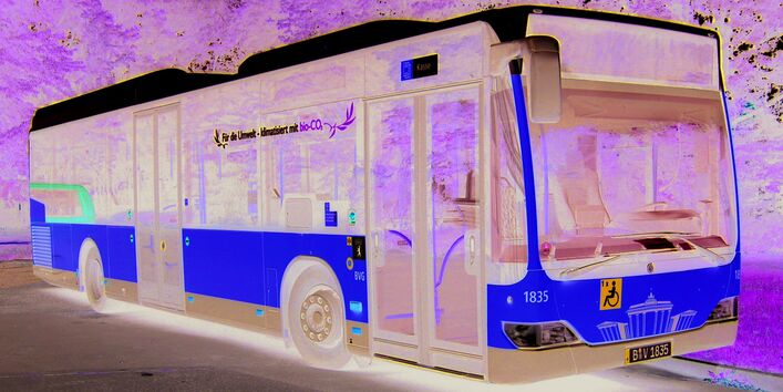 a black and yellow bus of the BVG with inscription "CO2"