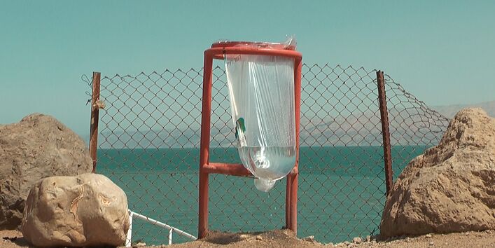 Plastikmüllbeutel am Meer