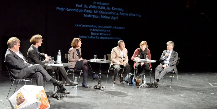 Gäste auf der Bühne zur Podiumsdiskussion