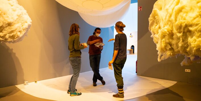 Teilnehmende im Gespräch