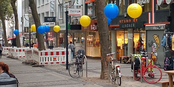 Rote Ballons markieren neue Fahrradbügel in der Dortmunder Innenstadt