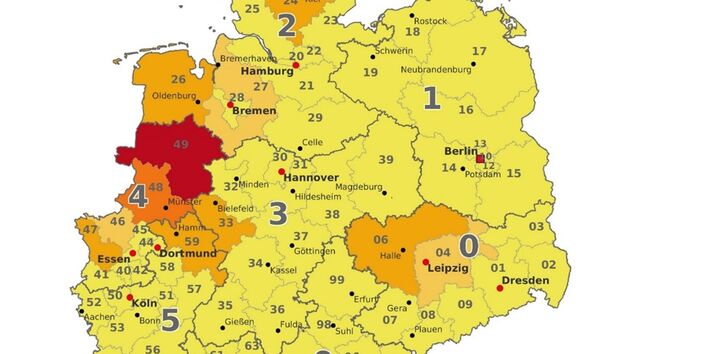 Deutschlandkarte, Postleitzahlenbereiche eingefärbt (gelb bis dunkelrot) nach Abgabe-mengen von Antibiotika in der Tiermedizin. 
