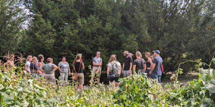 Teilnehmende die bei der Veranstaltung UBAwegs im August teilgenommen haben befinden sich im Küchengarten im Luisium Dessau