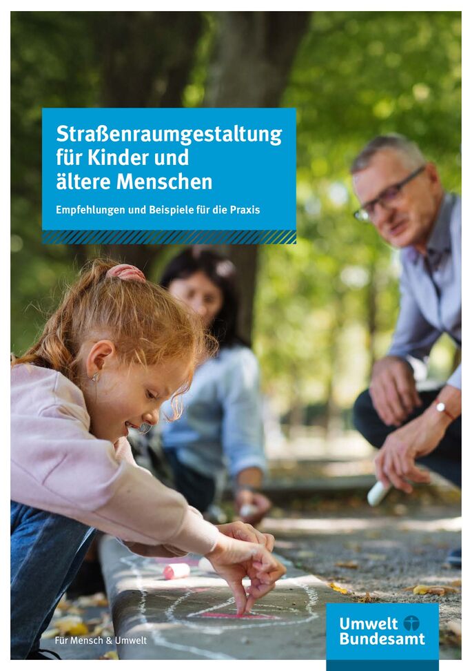 Kleines Mädchen malt auf der Straße