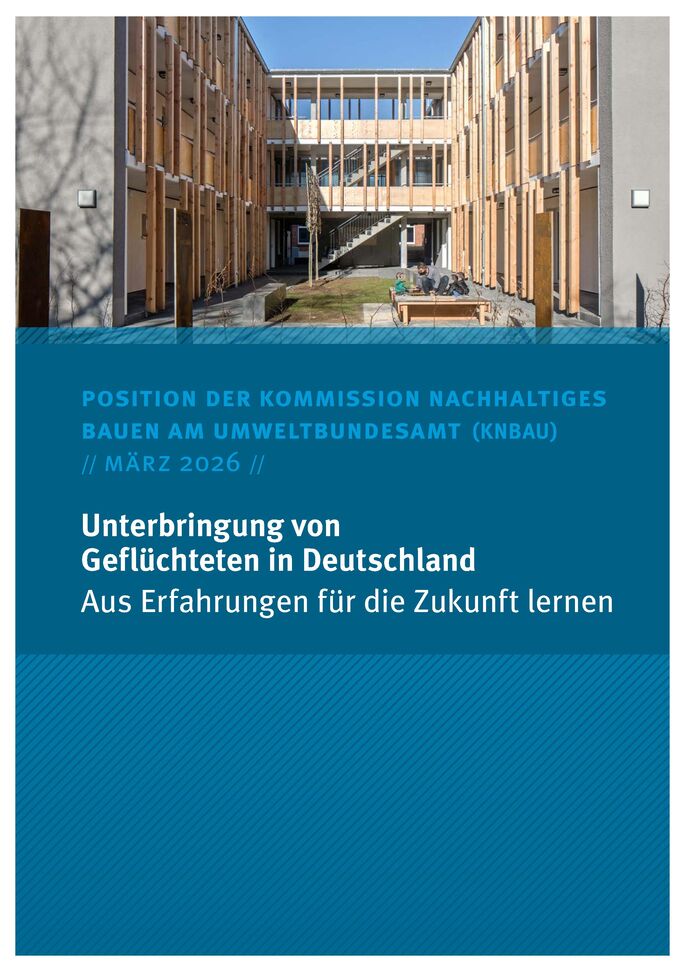 Blick in Innenhof eines modernen, mit Holzfassade gestalteten Innenhofs eines Mehrfamilienwohnblocks
