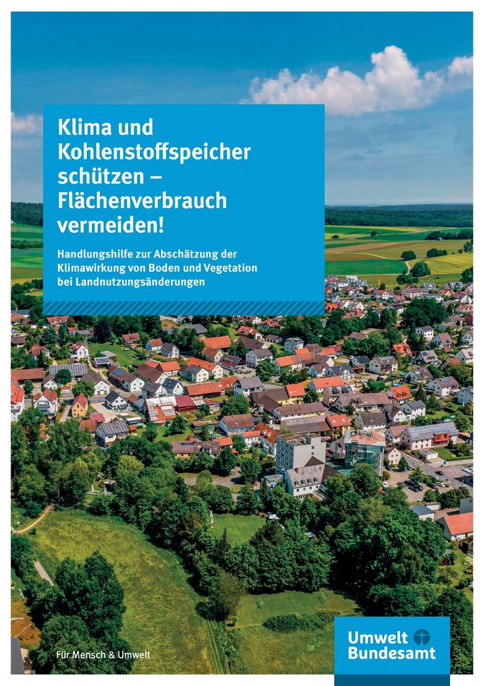 Blick aus der Luft auf eine Haussiedlung im Grünen