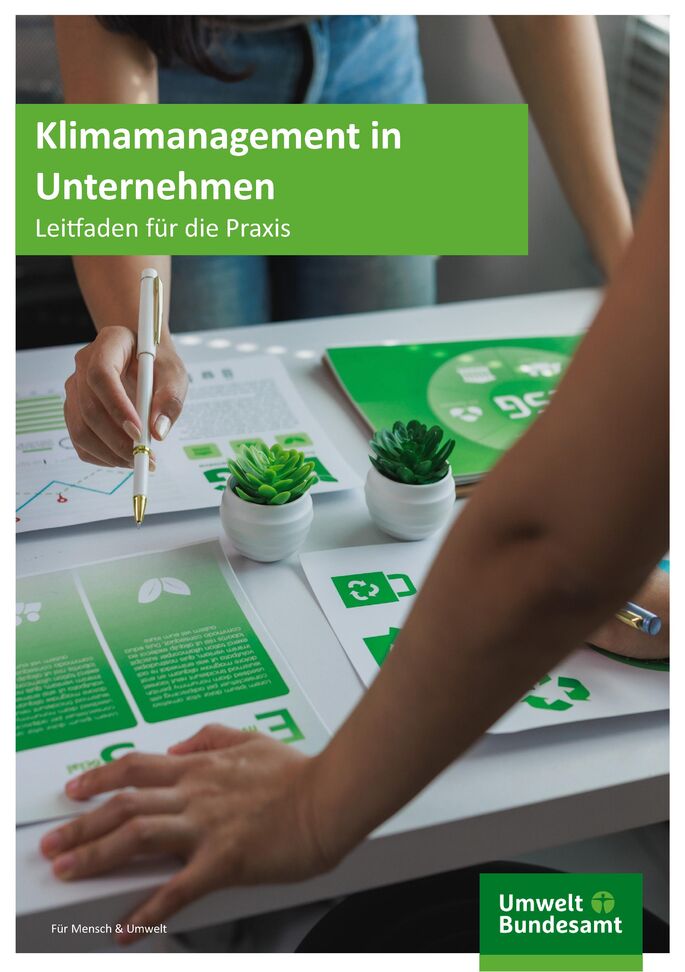 Hände auf einem Tisch, zeichnen grüne Pläne ein