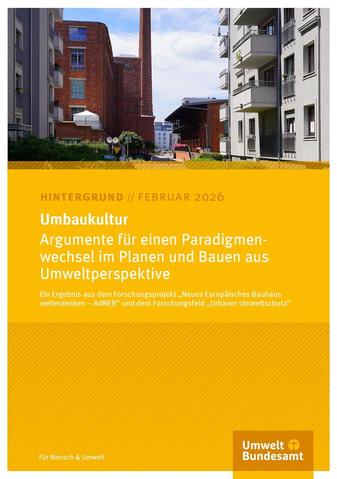 Blick zwischen zwei Wohnblöcken in eine Straße