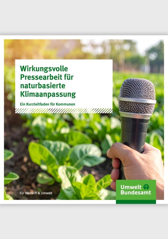 Hand hält ein Mikro vor einem Blumenbeet