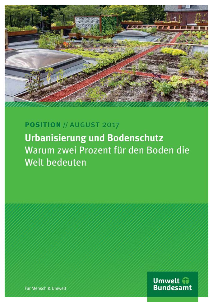 Bepflanztes Beet auf einem Wohnhausdach