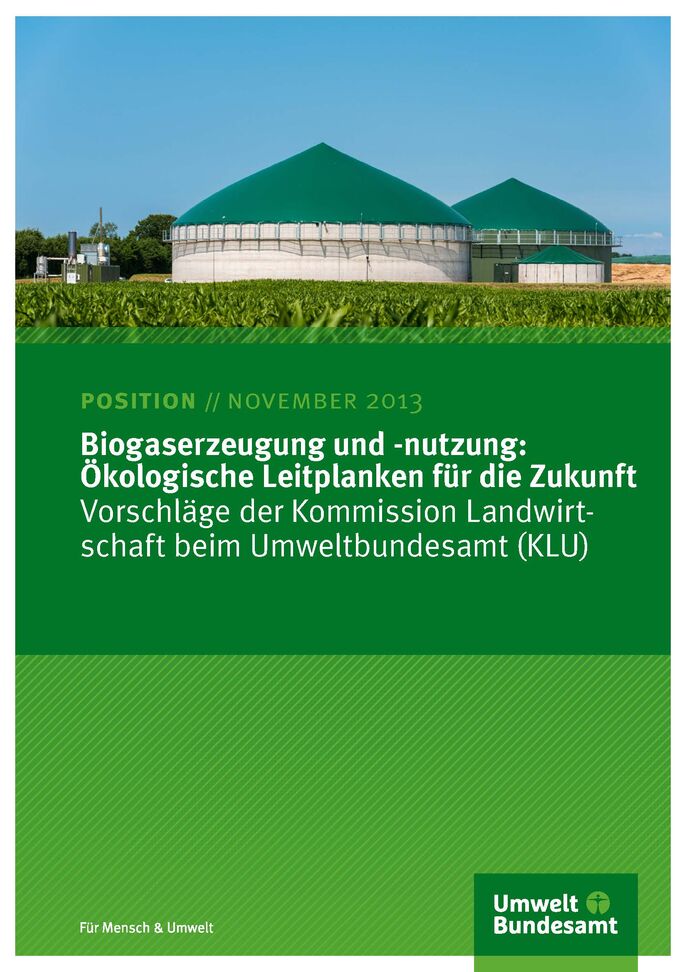 Titelseite des Positionspapiers "Cover von Biogaserzeugung und -nutzung: Ökologische Leitplanken für die Zukunft" mit einem Foto einer Biogasanlage hinter einem Maisfeld und unten das Logo des Umweltbundesamtes