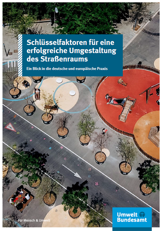 Titelseite der Broschüre "Schlüsselfaktoren für eine erfolgreiche Umgestaltung des Straßenraums". Das Titelfoto zeigt eine Spielstraße, unten das Logo des Umweltbundesamte.
