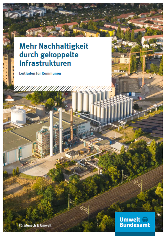 Titelseite der Broschüre "Mehr Nachhaltigkeit durch gekoppelte Infrastrukturen", das Hintergrundfoto zeigt ein Industriegebiet an einer Bahntrasse