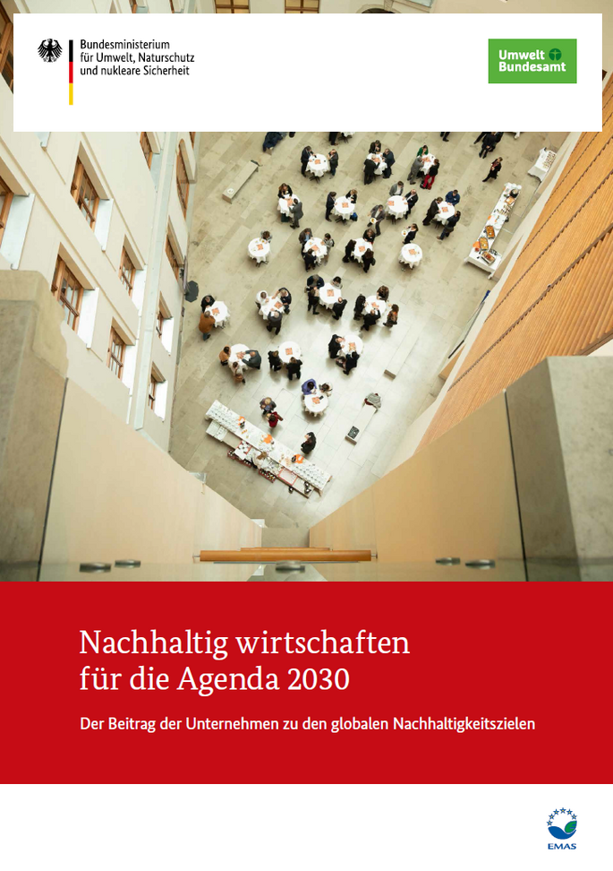Titelblatt der Broschüre "Nachhaltig wirtschaften für die Agenda 2030: Der Beitrag der Unternehmen zu den globalen Nachhaltigkeitszielen". Das Titelbild zeigt Teilnehmerinnen und Teilnehmer einer Veranstaltung beim Mittagessen an Stehtischen in einem Lichthof. Oben die Logos des Bundesministeriums für Umwelt, Naturschutz und nukleare Sicherheit und des Umweltbundesamtes. Unten das EMAS-Logo.