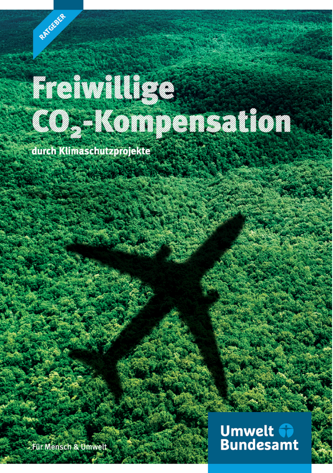 Titelseite der Ratgeber-Broschüre "Freiwillige CO2-Kompensation durch Klimaschutzprojekte" vom Umweltbundesamt. Das Hintergrundfoto zeigt den Schatten eines Flugzeugs, das über eine dicht bewaldete, hügelige Landschaft fliegt.