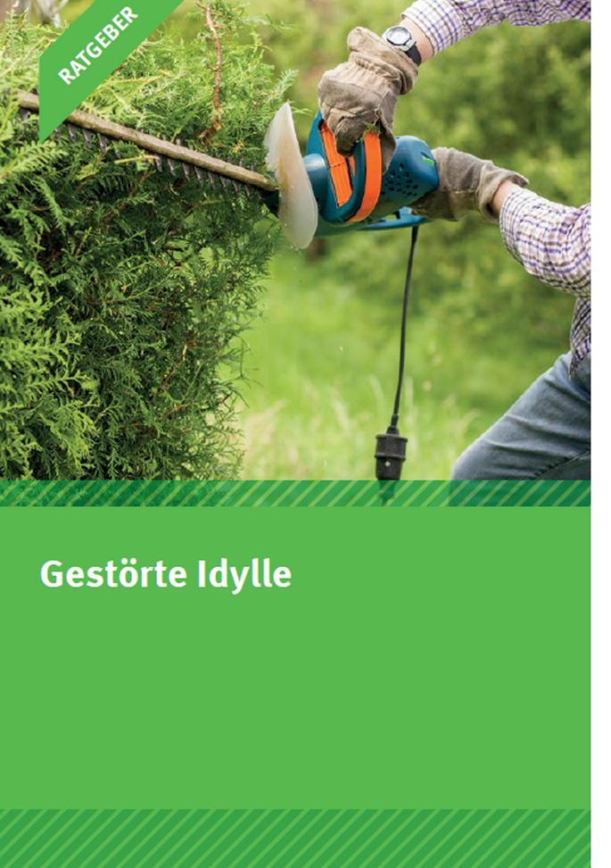 Cover des Faltblatts "Ratgeber: Gestörte Idylle". Das Coverfoto zeigt einen Mann, der eine Hecke mit einer elktrischen Heckenschere schneidet. Unten das Logo des Umweltbundesamtes