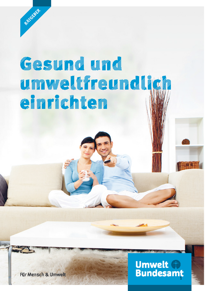 Cover der Broschüre "Gesund und umweltfreundlich einrichten" mit einem Foto eines jungen Pärchens, das auf einem Sofa vor dem Fernseher sitzt. Unten das Logo des Umweltbundesamtes mit dem Slogan "Für Mensch & Umwelt", oben die Aufschrift "Ratgeber"