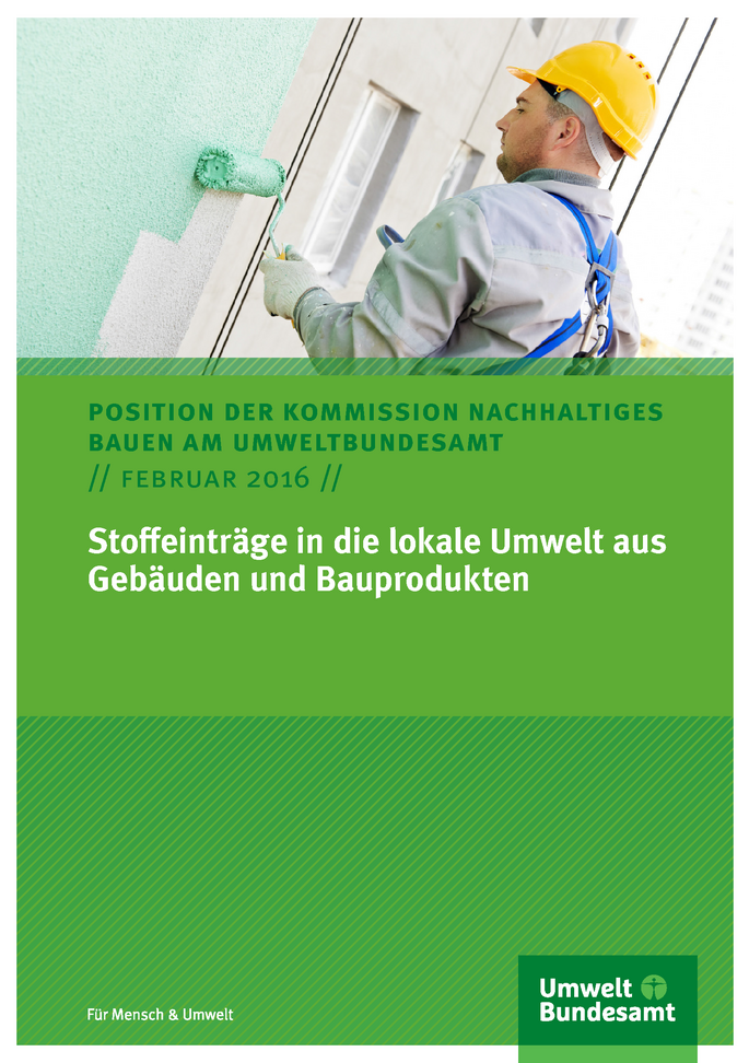Titelblatt des Positionspapiers "Stoffeinträge in die lokale Umwelt aus Gebäuden und Bauprodukten" der Kommission nachhaltiges Bauen am Umweltbundesamt vom Februar 2016. Das Titelfoto zeigt einen Bauarbeiter, der eine Hausfassade neu streicht