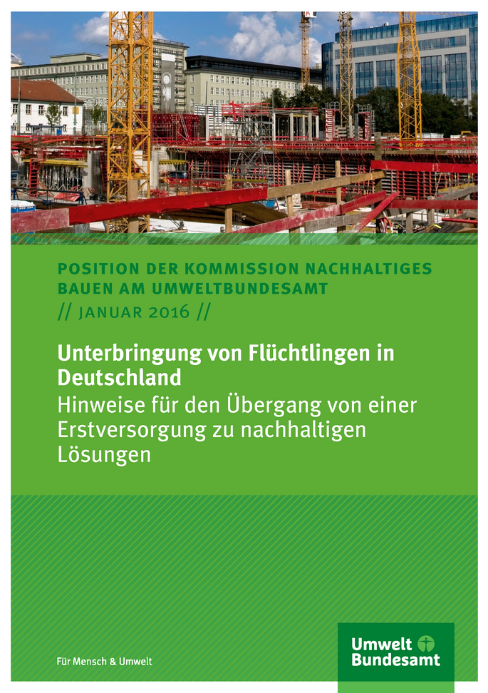 Titelblatt Positionspapier "Unterbringung von Flüchtlingen in Deutschland - Hinweise für den Übergang von einer Erstversorgung zu nachhaltigen Lösungen" der Kommission Nachhaltiges Bauen am Umweltbundesamt vom Januar 2016 mit Titelfoto einer Baustelle