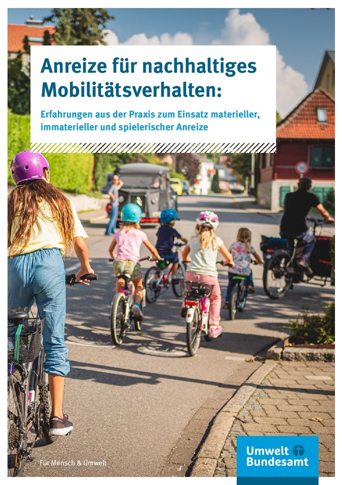 Zwei Erwachsene sowie vier Kinder fahren mit Fahrrädern auf der Straße