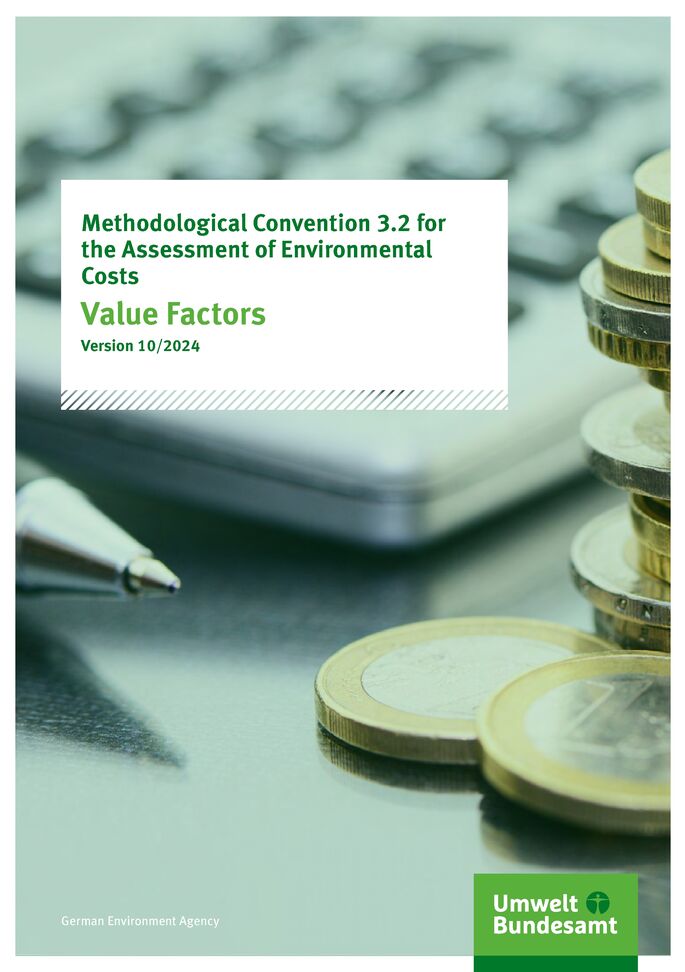 Stift, Tastatur und Geld liegen auf einem Tisch