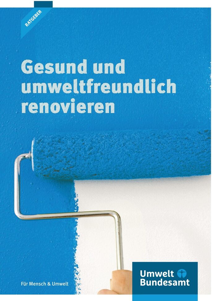 Farbrolle malt blau an weiße Wand
