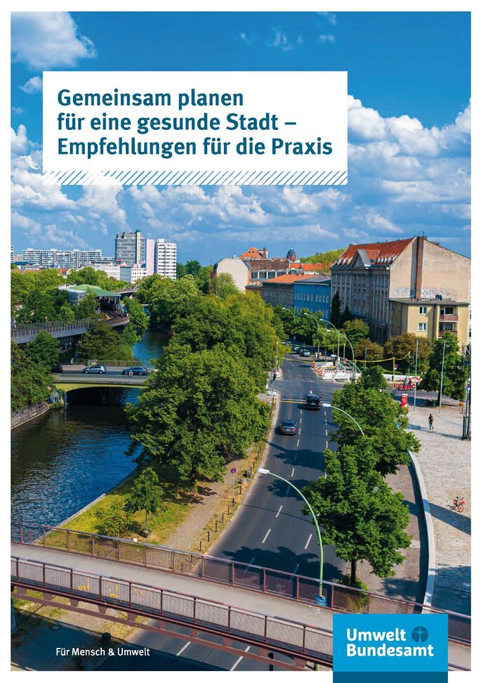 Berlin mit Kanal, Straße und Häusern