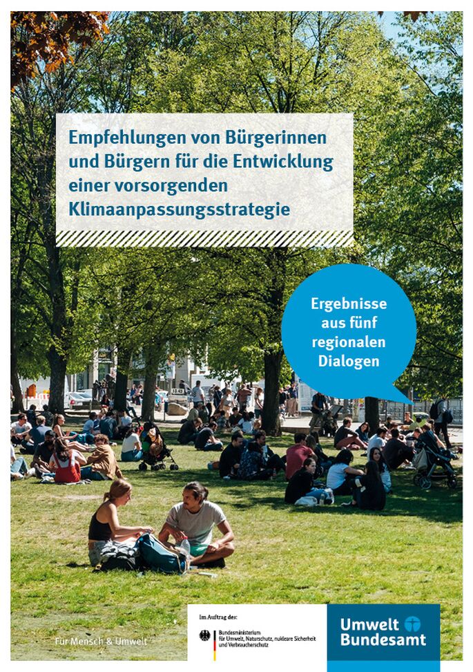 Menschen sitzen auf einer Wiese