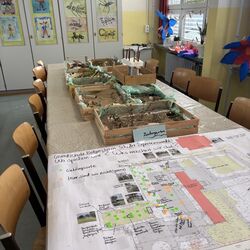 Die Schülerinnen und Schüler haben in einem Workshop eine Bestandsaufnahme vom derzeitigen Schulhof und Modelle für eine Neugestaltung angefertigt.