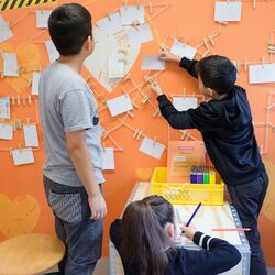 Die Beteiligungswand zeigt, dass Kinder nicht nur Besucherinnen und Besucher sind, sondern aktiv ihre Perspektiven einbringen. Rückmeldungen, Ideen und Wünsche werden sichtbar und fließen in die Weiterentwicklung des Projekts ein.