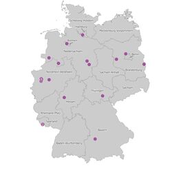 Die Karte zeigt die räumliche Verteilung der berichtspflichtigen PRTR-Betriebe der Roheisen- und Stahlerzeugung im Jahr 2024. Die meisten dieser Betriebe liegen im Bundesland Nordrhein-Westfalen.