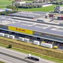 Luftaufnahme des Standorts der Alois Müller GmbH. Das Dach der Fabrikhalle ist fast vollständig mit Photovoltaik belegt.