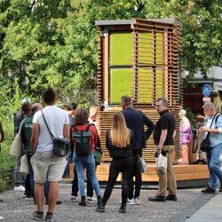 GreenCity Solutions Das Bild zeigt den Moosfilter und -kühler CityTree in Berlin Friedrichshain.