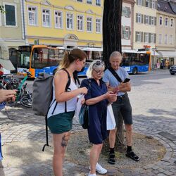 Das Bild zeigt mehrere Personen in der Altstadt Heidelbergs beim Nutzertest des Routing-Protoyps (mit Alumni der Universität Heidelberg).