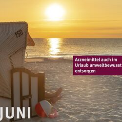 Foto von Strandkorb, Sand, Meer und Sonnenuntergang, darüber Text: Arzneimittel auch im Urlaub umweltbewusst entsorgen
